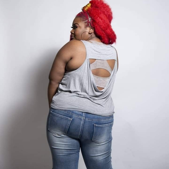 💥 CLOSET CLOSING SALE 💥 FREE LEGGINGS 💥 Ladies Tank Tee - Picture 4 of 5